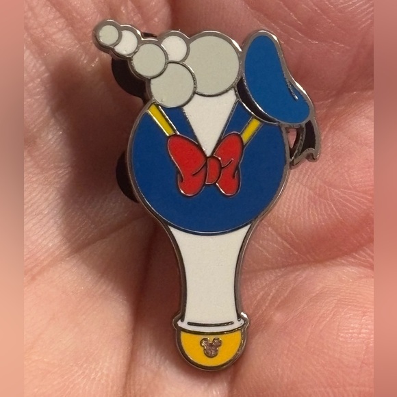 New Wave B 2025 Hidden Mickey Walt Disney World Donald Duck Bubble Wand Pin - Picture 3 of 3